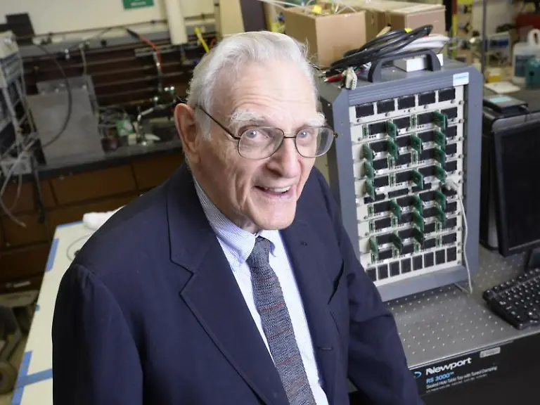 Materialwissenschaftler-John-Goodenough-sitzt-in-seinem-Labor-an-der-University-of-Texas-at-Austin