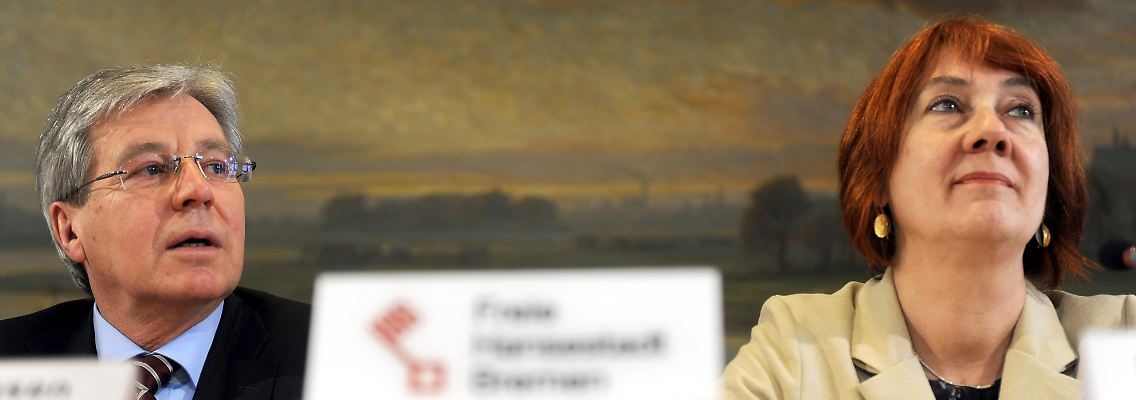 Bremens Regierungschef Jens Böhrnsen (SPD) und die Bremer Finanzsenatorin Karoline Linnert. Linnert ist die Spitzenkandidatin der Grünen für die Wahl am 22. Mai.