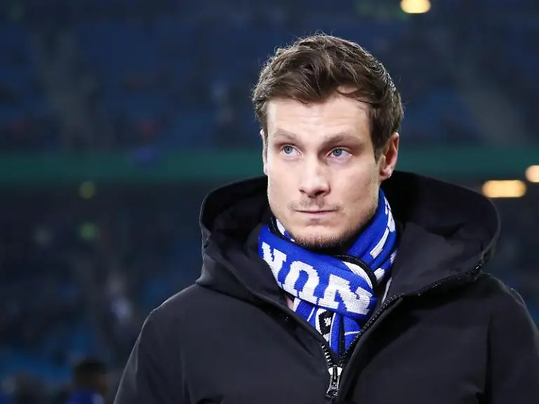 Marcell-Jansen-Praesident-Hamburger-Sportverein-e-V-steht-vor-einem-Spiel-im-Stadion