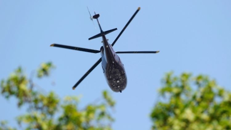 Am Morgen danach entschwindet das Brautpaar mit dem Helikopter. 