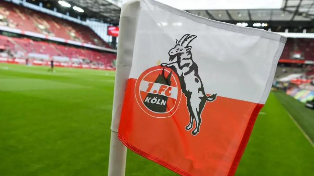 Auf-der-Eckfahne-ist-das-Logo-des-1-FC-Koeln-zu-sehen