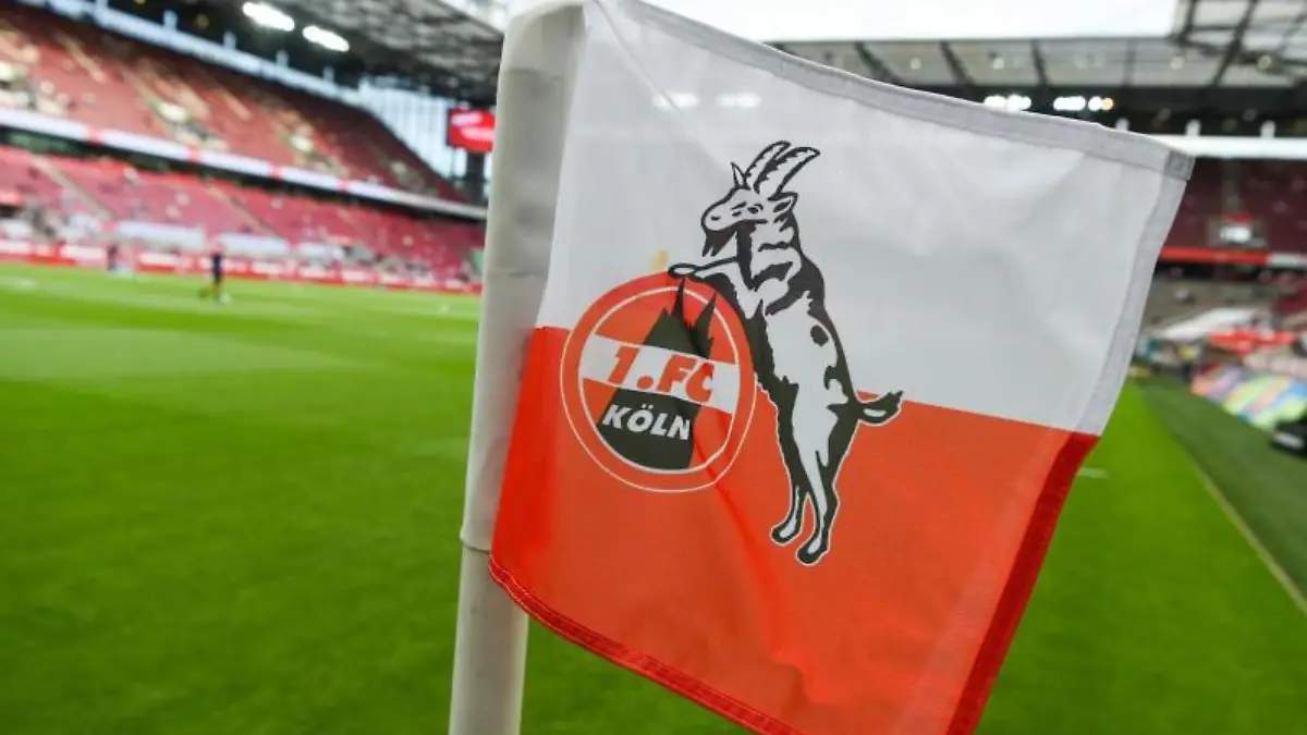 Auf-der-Eckfahne-ist-das-Logo-des-1-FC-Koeln-zu-sehen