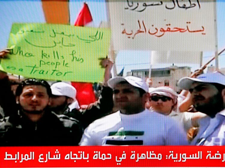 "Wer sein eigenes Volk tötet, ist ein Verräter" - Bild des Senders Al-Arabija vom Freitag aus Hama.