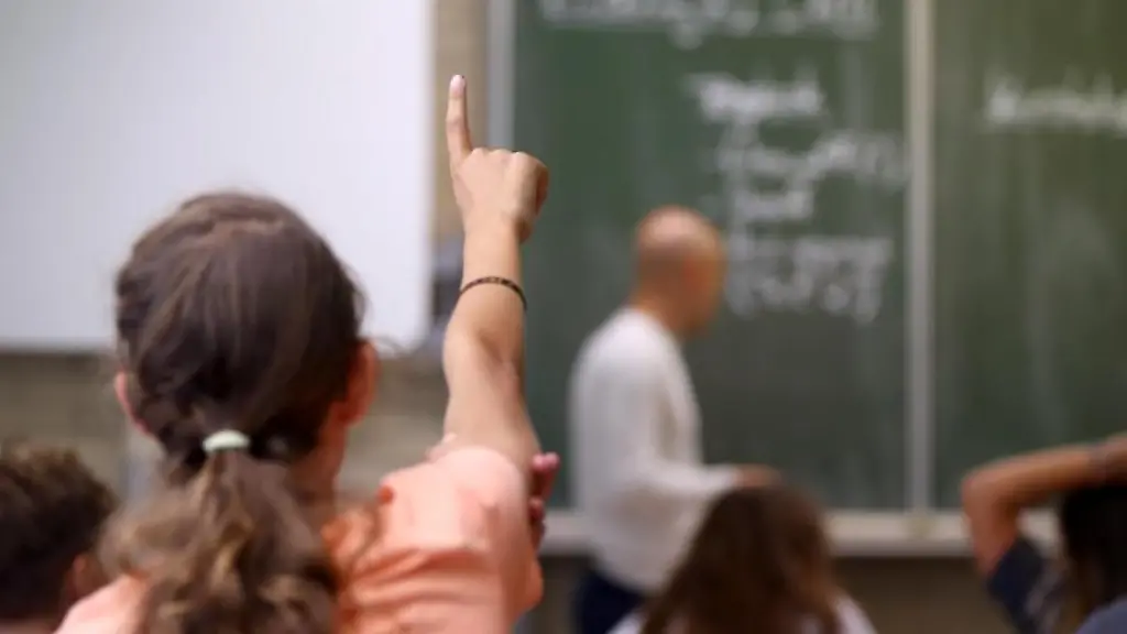 Eine-Schuelerin-hebt-im-Unterricht-den-Finger