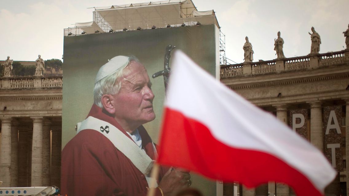 Papst Johannes Paul II._polnische Flagge.jpg