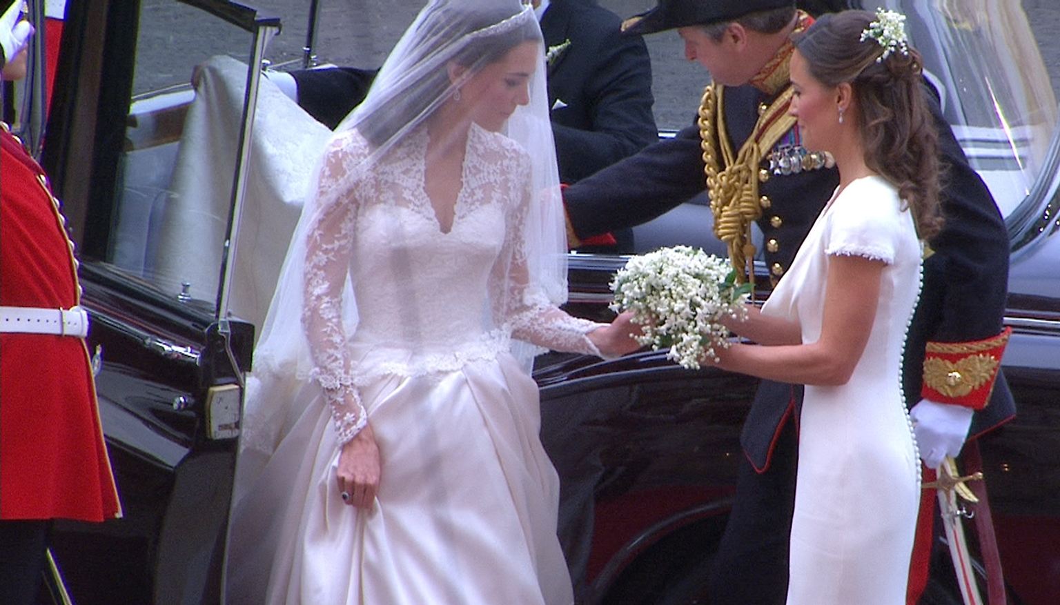 Als sie in ihrem weißen Kleid vor der Westminster Abbey aus dem Auto stieg, schaute die Welt ganz genau hin. 