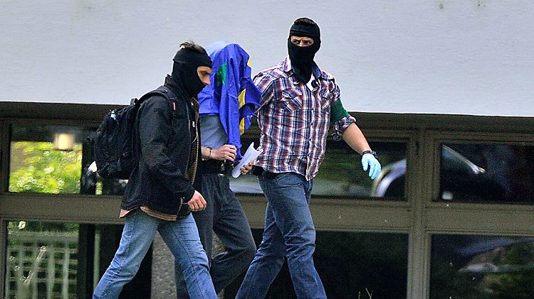 Nach dem Haftprüfungstermin im Bundesgerichtshof in Karlsruhe wird eines der drei mutmaßlichen Al-Kaida Mitglieder zu einem Hubschrauber gebracht.