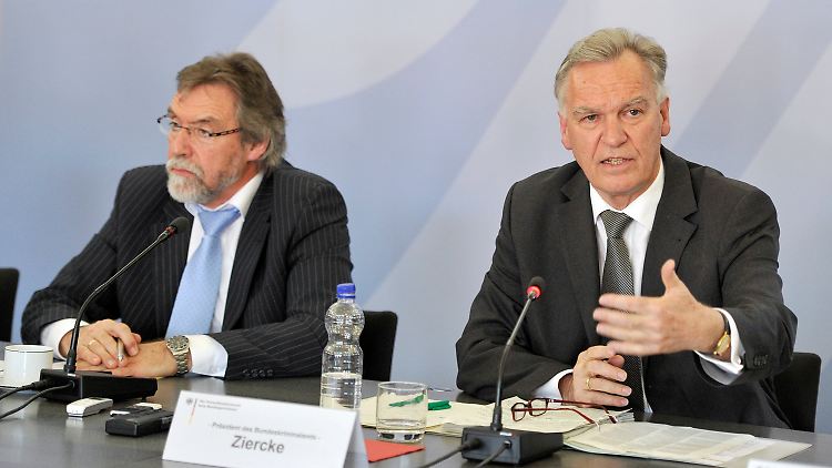 Der stellvertretende Generalbundesanwalt Rainer Griesbaum (l.) und der Präsident des Bundeskriminalamts (BKA), Jörg Ziercke, bei einer gemeinsamen Pressekonferenz in Karlsruhe.
