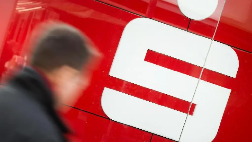 Ein-Mann-geht-an-einer-Filiale-der-Sparkasse-vorbei