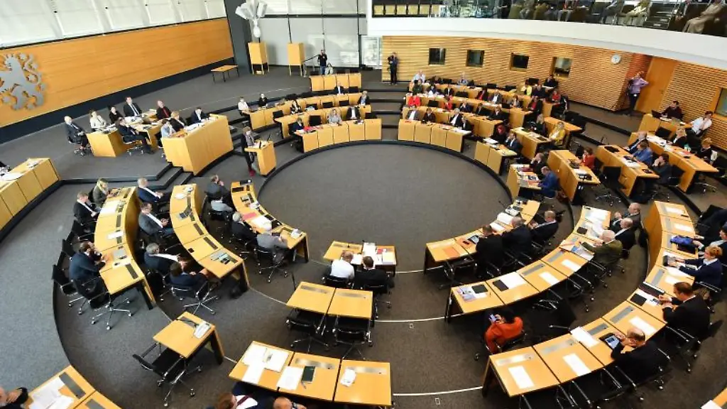 Abgeordnete-und-Regierung-sitzen-im-Plenum-waehrend-einer-Sondersitzung-des-Thueringer-Landtages