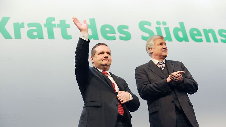 Seehofer trauert der Zusammenarbeit mit dem scheidenden Ministerpräsidenten Mappus hinterher. Sogar mit einem Gastauftritt beim Parteitag im Februar (Bild) hatte die CSU im Wahlkampf helfen wollen.