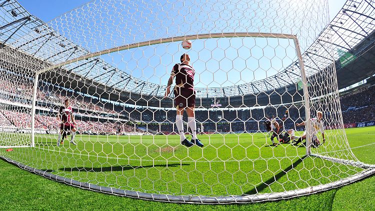 Dieser Ball war zwar nicht drin, verloren hat Hannover 96 gegen Borussia Mönchengladbach aber trotzdem.