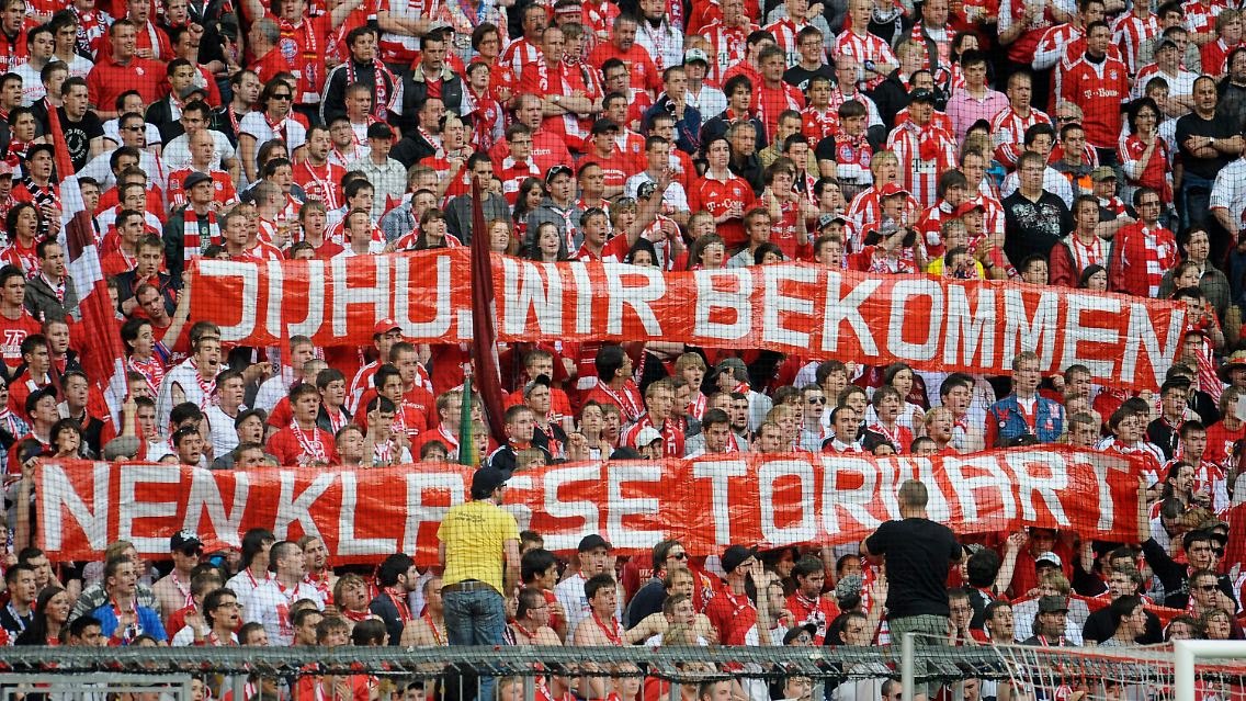 Pro-Neuer-Banner in München: Ein Teil der Fans grüßte den Schalke-Keeper, ein Teil beschimpfte ihn erneut wüst.