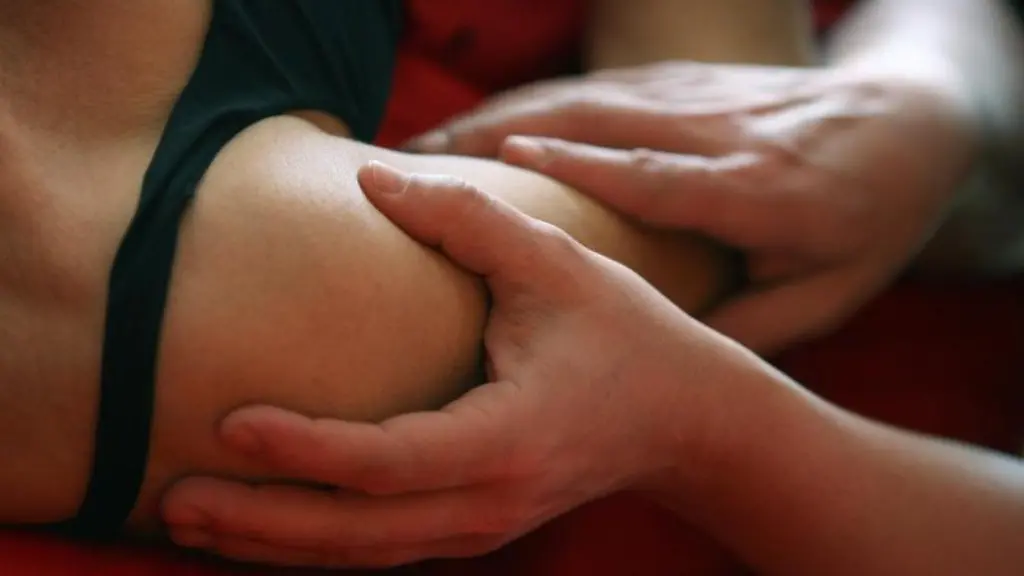 Eine-Frau-wird-in-einer-Praxis-fuer-Osteopathie-behandelt