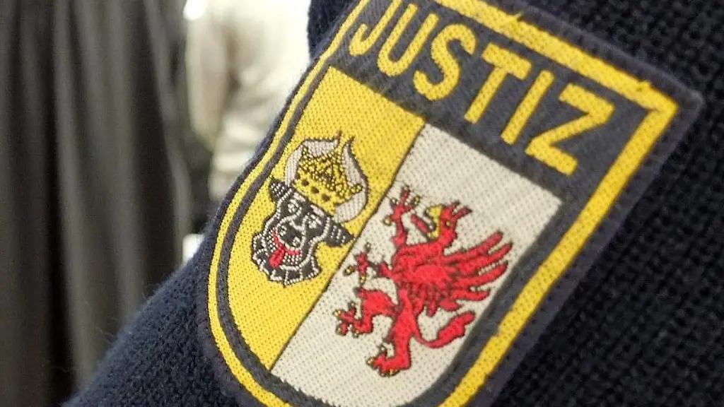 Ein-Justizbeamter-steht-im-Sitzungssaal-im-Landgericht-Rostock