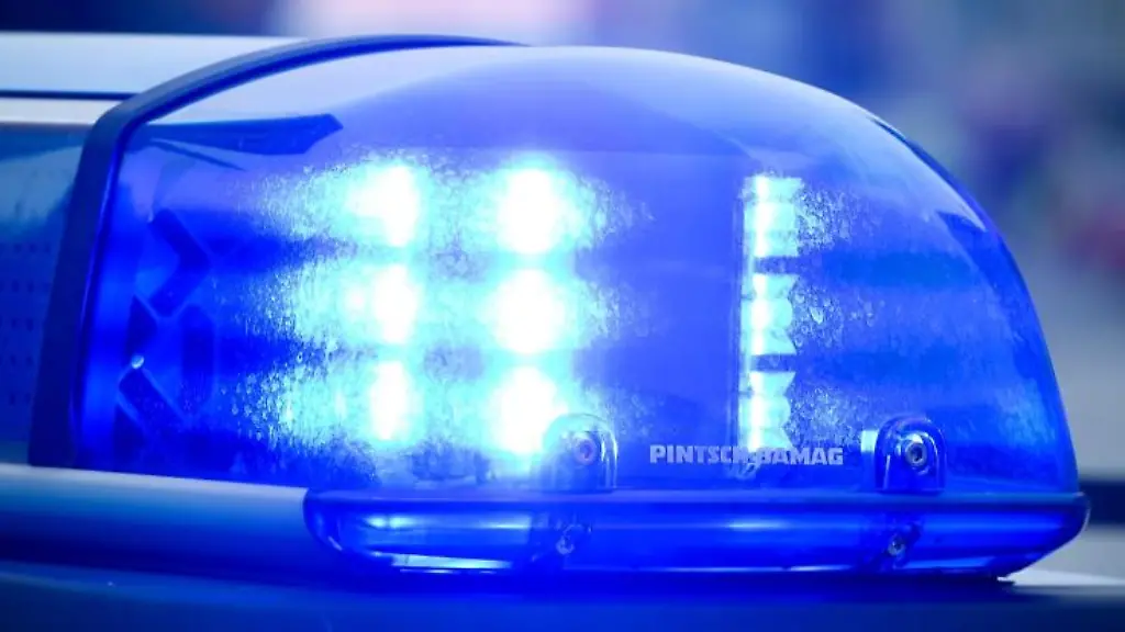 Das-Blaulicht-an-einem-Polizeiauto-leuchtet