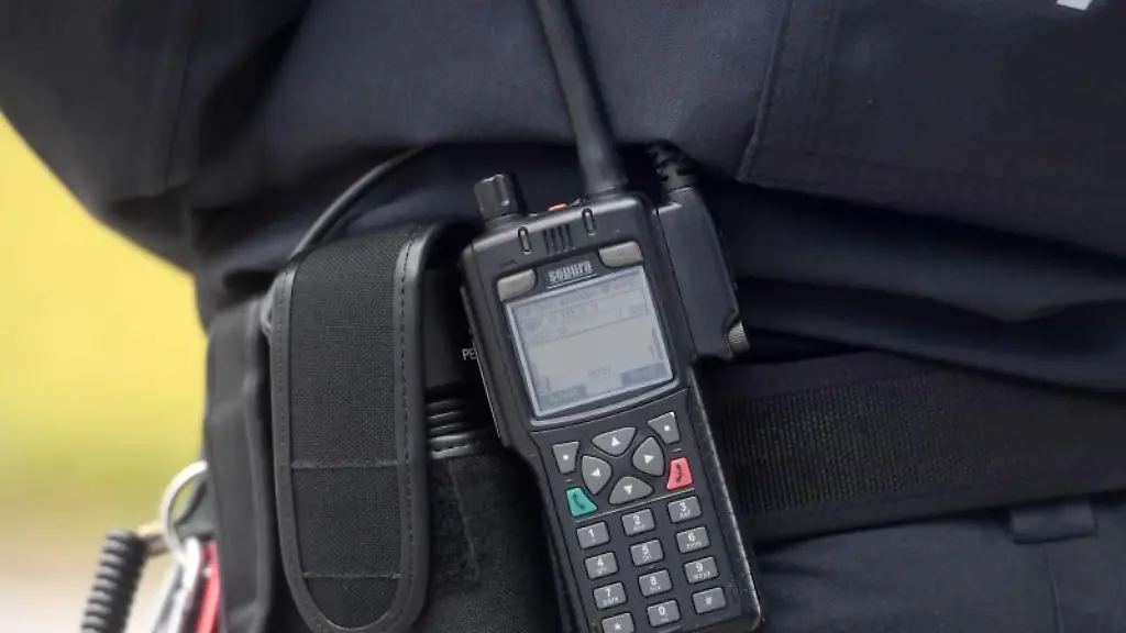 Eine-Polizistin-traegt-ein-digitales-Polizei-Funkgeraet-am-Guertel
