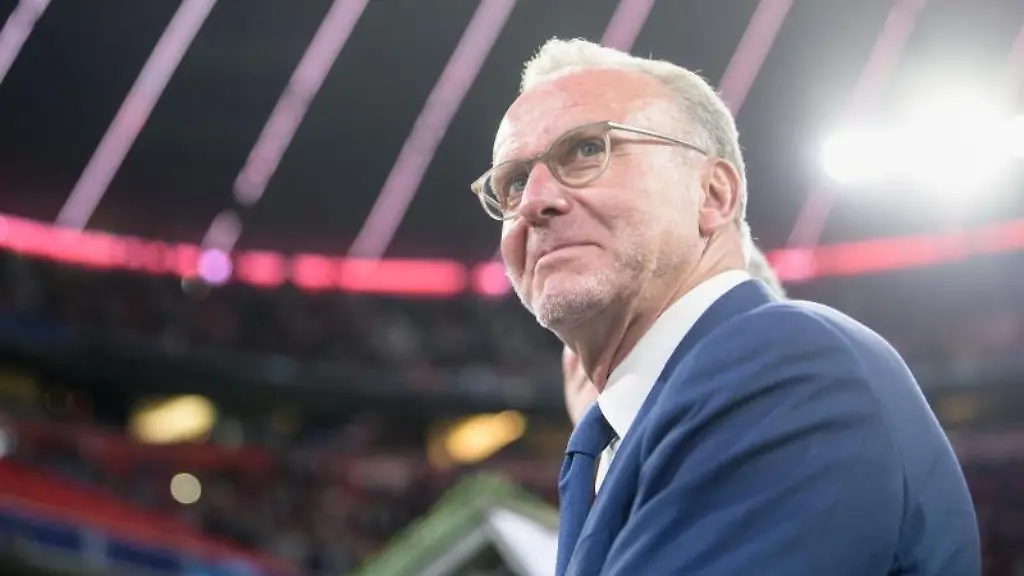 Karl-Heinz-Rummenigge-Vorstandschef-vom-FC-Bayern-steht-vor-Spielbeginn-am-Spielfeldrand