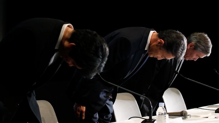 Sony-Vize Kazuo Hirai verbeugt sich mit seinen Vorstandskollegen. 