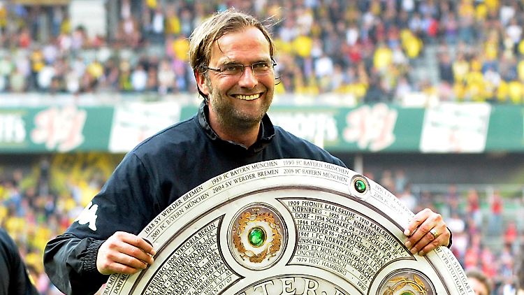 2011 ging die Schale an Jürgen Klopp und seinen BVB. Wer kriegt sie 2012?