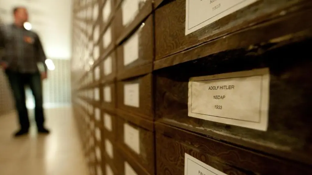 Eine-an-Adolf-Hitler-erinnernde-Metallbox-ist-im-Deutschen-Bundestag-in-Berlin-zu-sehen