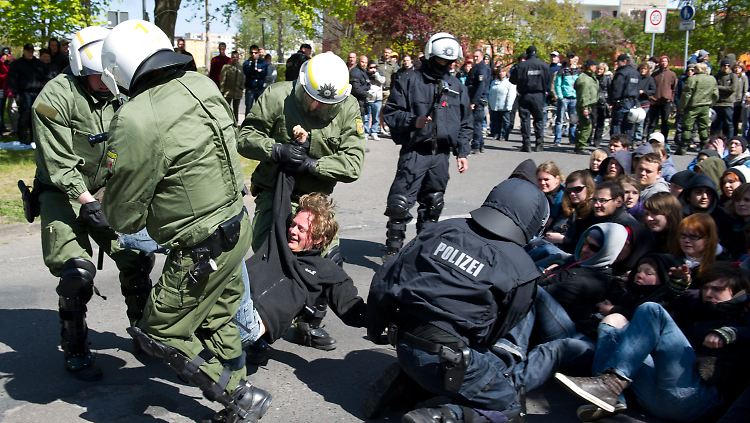 Polizisten lösen in Greifswald eine Sitzblockade auf.