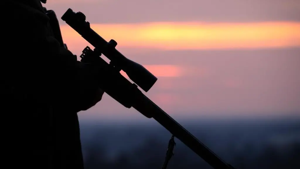 Ein-Jaeger-mit-Gewehr-in-der-Abenddaemmerung