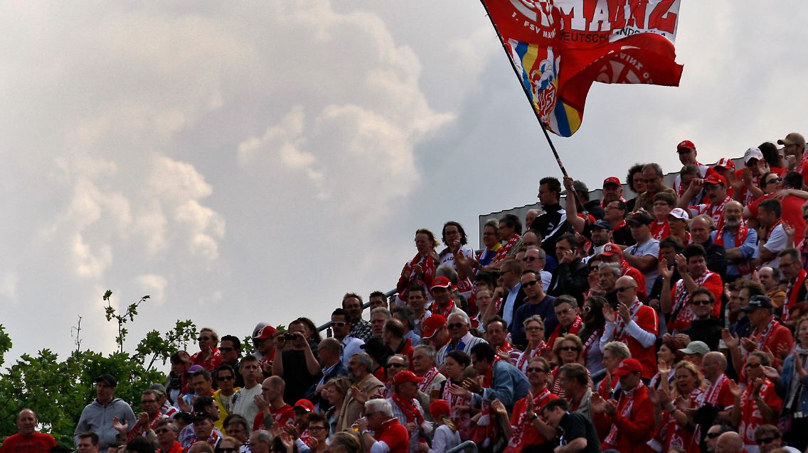 Die nach Mainz gereisten Eintracht-Fans bewahrten die Contenance. Dafür wüteten sie in Frankfurt "wie die Verrückten".