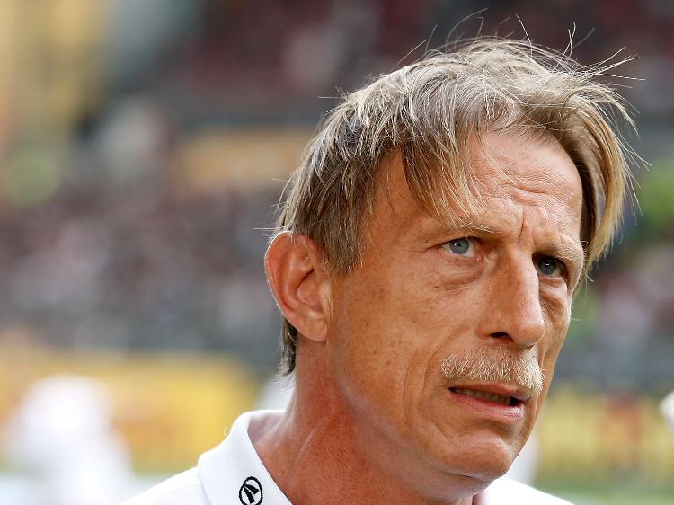 Ratlos: Unter Christoph Daum hat Eintracht Frankfurt in fünf Spielen nur mickrige drei Punkte geholt.