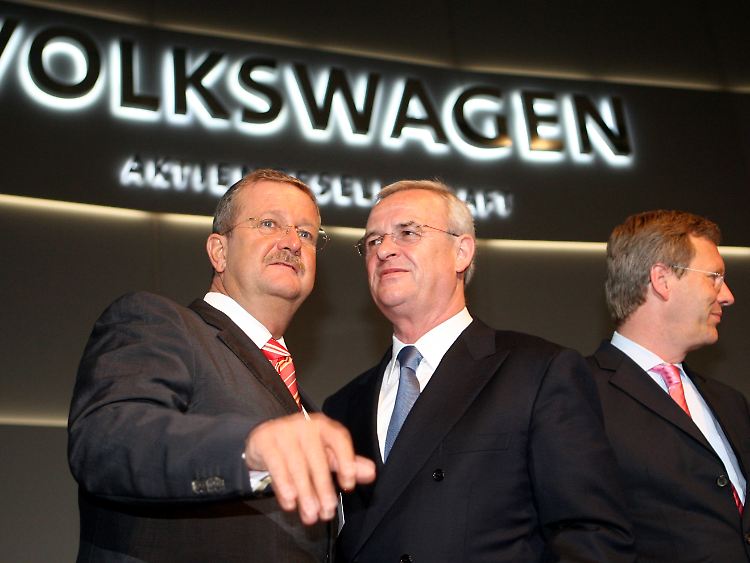 Wiedeking, Winterkorn und der damalige Ministerpräsident von Niedersachsen und heutige Bundespräsident Wulff (von lks.) auf der VW-Hauptversammlung 2008.