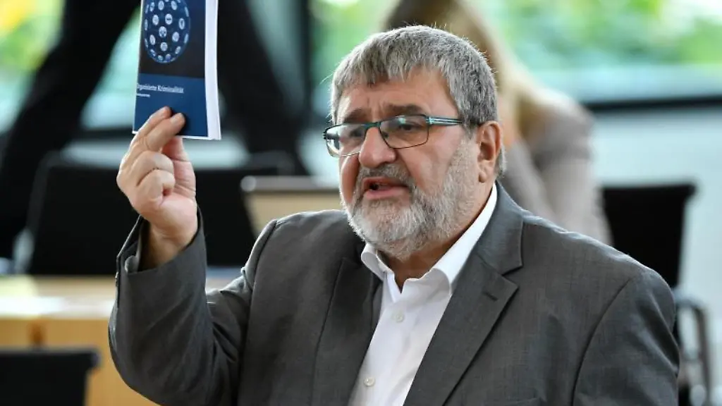 Wolfgang-Fiedler-CDU-Abgeordneter-spricht-im-Thueringer-Landtag