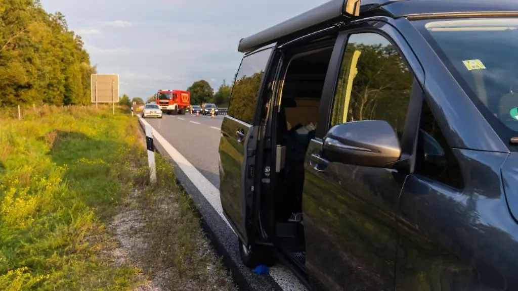 Offen-ist-die-Schiebetuer-an-einem-Van-der-auf-der-Autobahn-A96-steht