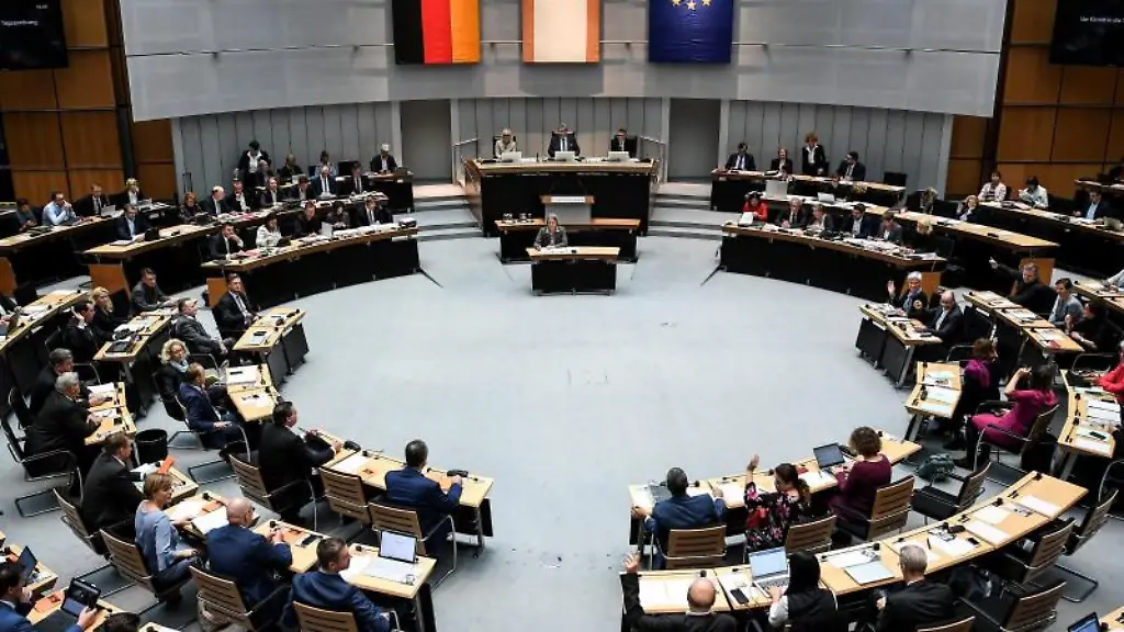 Die-Abgeordneten-nehmen-an-der-Plenarsitzung-des-Berliner-Abgeordnetenhaus-teil