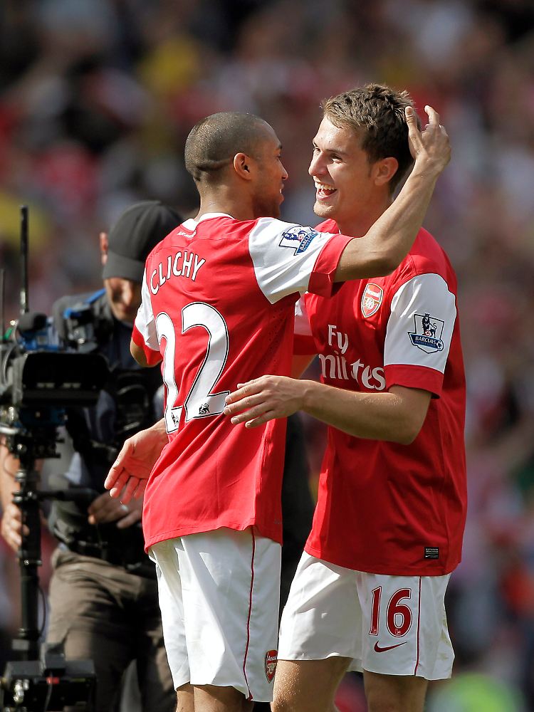 Aaron Ramsey vom FC Arsenal hat mit seinem Siegtor gegen Manchester die englische Meisterschaft wieder spannend gemacht.