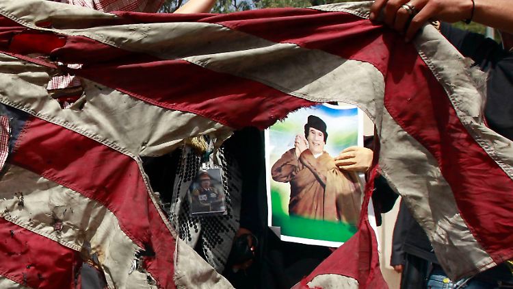 Gaddafi-Anhänger zeigen ihren Hass auf das westliche Bündnis.