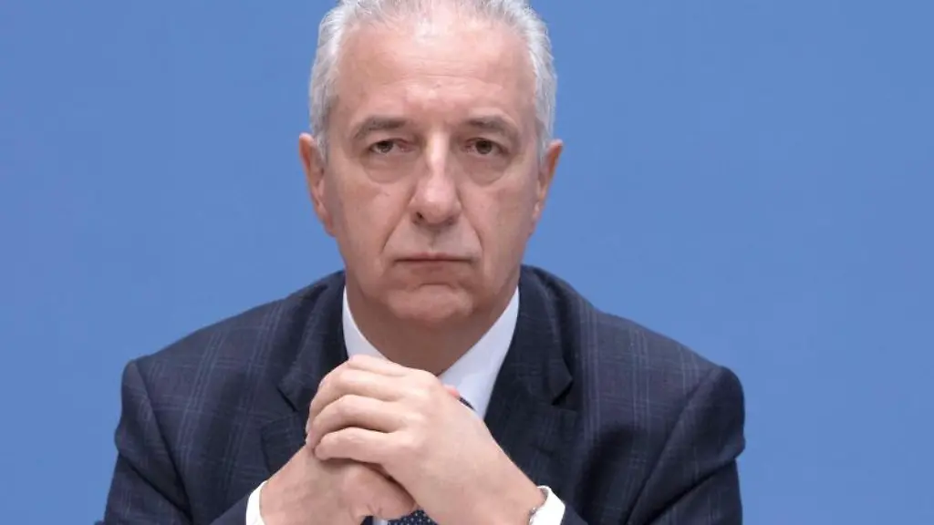 Stanislaw-Tillich-CDU-ehemaliger-saechsischer-Ministerpraesident-hat-die-Haende-gefaltet