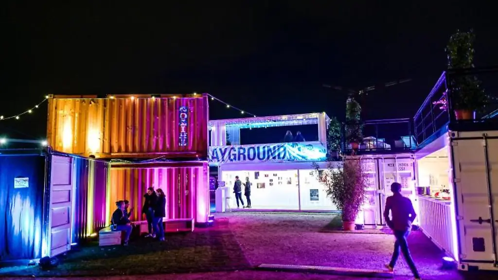 Besucher-des-Reeperbahn-Festival-verlassen-am-spaeten-Abend-das-Festival-Village-vor-dem-Millerntorstadion