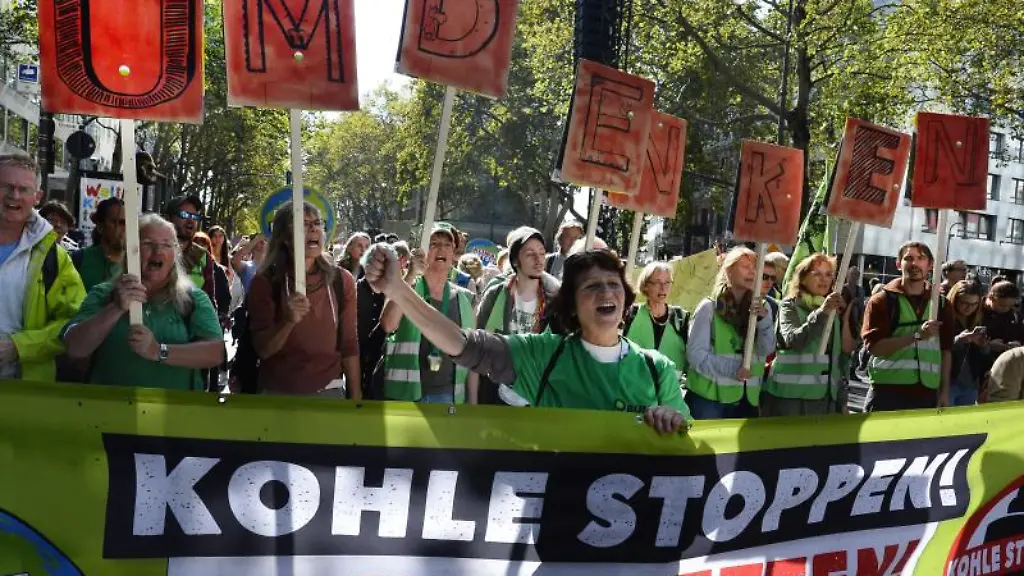 Jugendliche-demonstrieren-am-Rhein-bei-der-Friday-for-future-Demonstration-fuer-einen-besseren-Klimaschutz