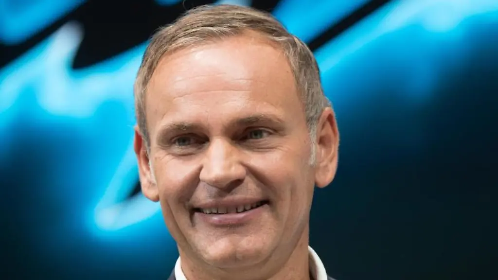 Oliver-Blume-Vorstandsvorsitzender-der-Porsche-AG-steht-auf-der-IFA