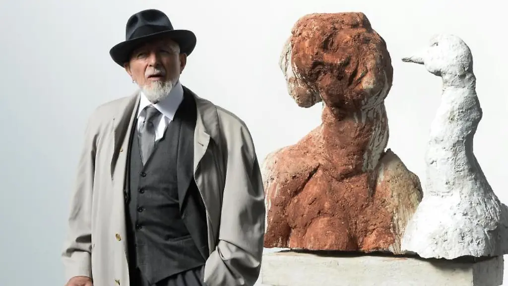 Der-Kuenstler-Markus-Luepertz-steht-vor-einem-Modell-seiner-Skulptur-LEDA