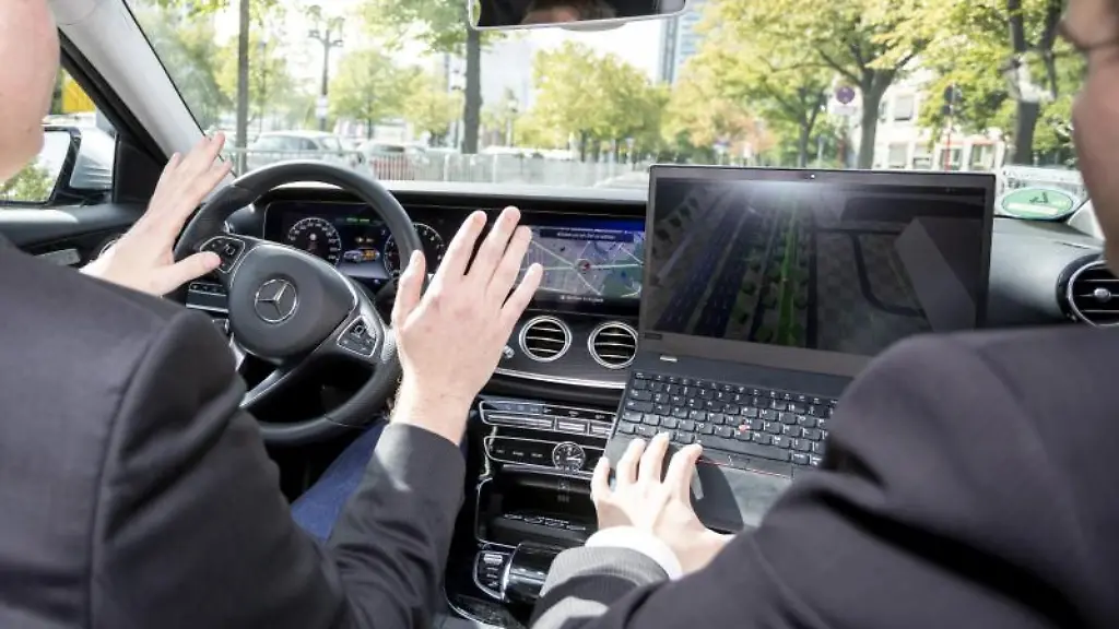 Zwei-Maenner-fahren-bei-einer-Veranstaltung-zur-Eroeffnung-eines-Testfelds-fuer-automatisiertes-Fahren-in-Berlin