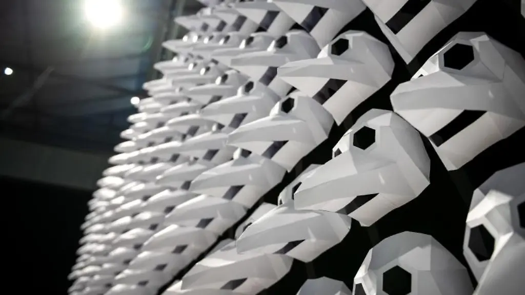 Sonderausstellung-Pest-Seuchenmasken-aus-Papier-sind-an-einer-Wand-befestigt