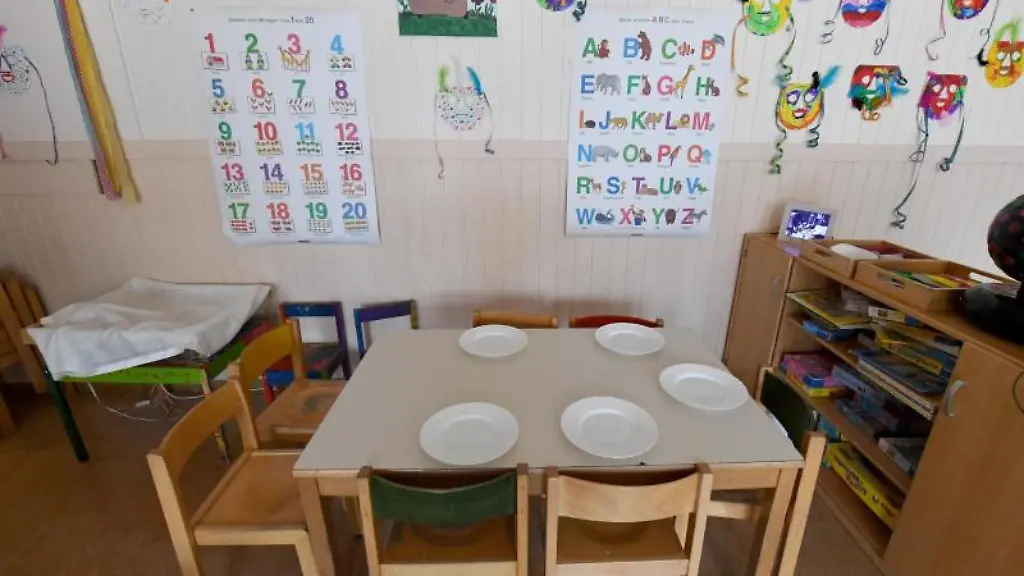 Kita-Reform-in-Schleswig-Holstein-Ein-Tisch-ist-im-Kindergarten-Aukrug-fuer-das-Mittagessen-gedeckt