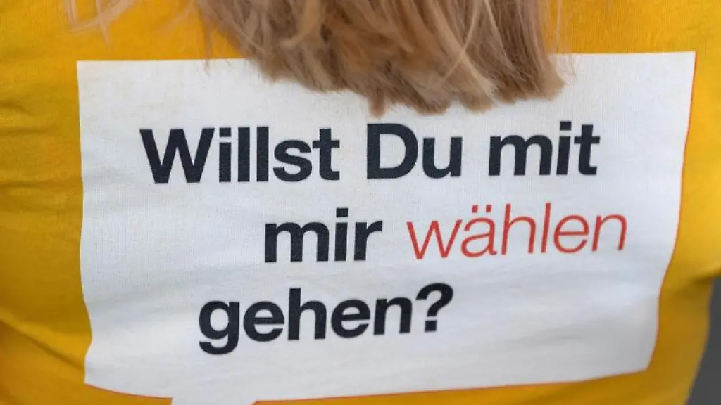 Willst-du-mit-mir-waehlen-gehen-steht-auf-dem-Shirt-einer-Frau