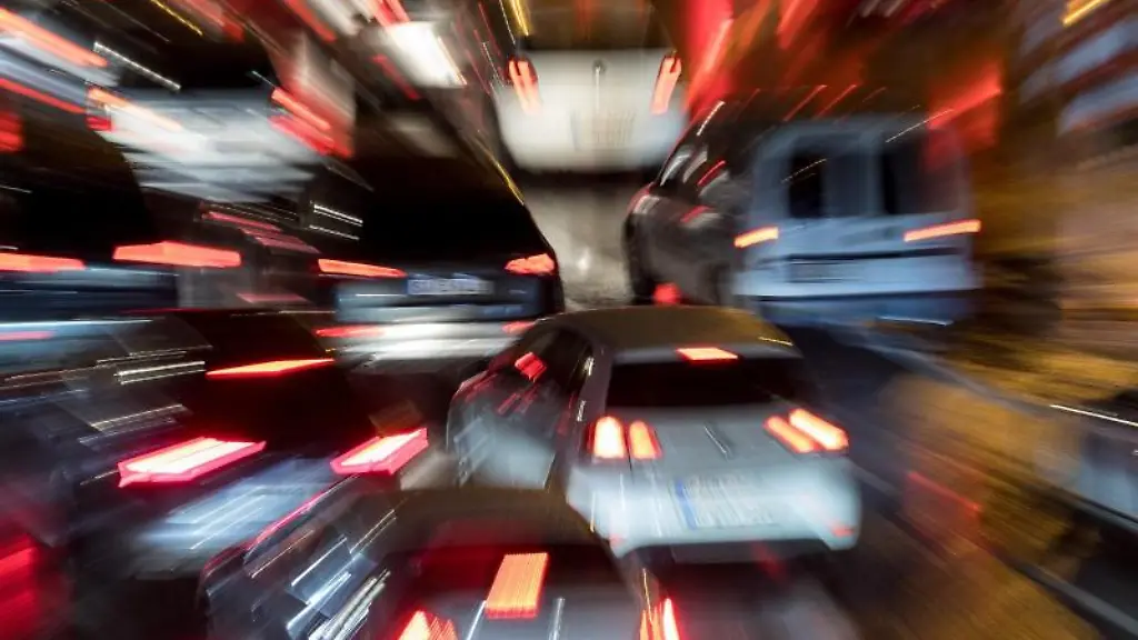 Autos-fahren-im-Feierabendverkehr-ueber-eine-Strasse