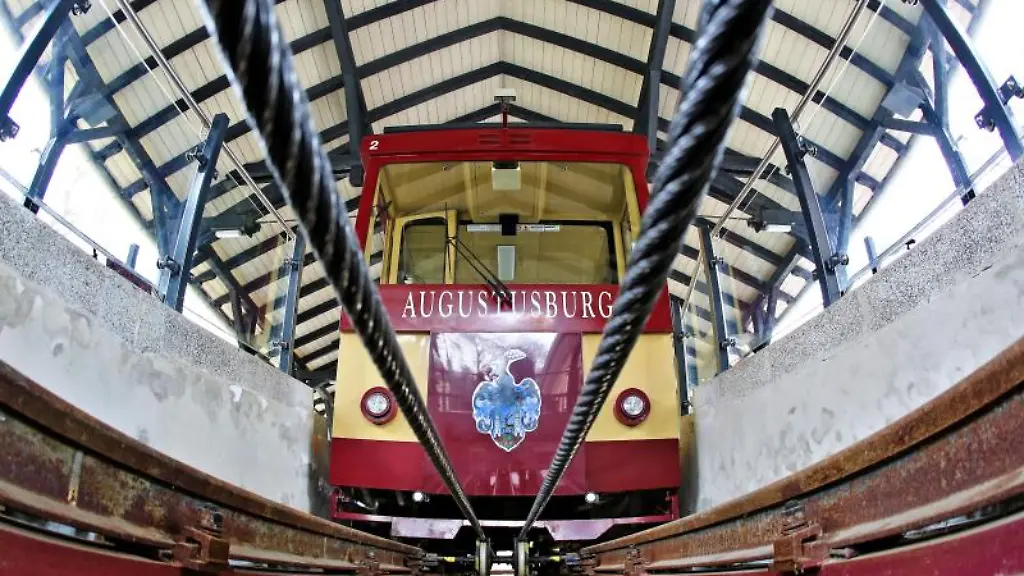 Die-Drahtseilbahn-Augustusburg-steht-in-der-Bergstation