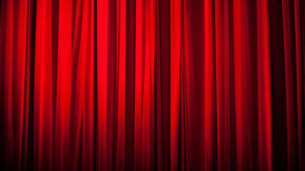 Ein-roter-Vorhang-haengt-in-einem-Theater