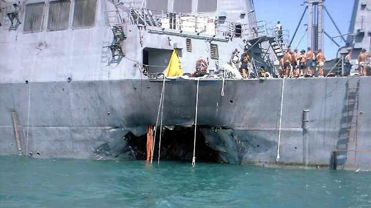 Der Zerstörer USS Cole wurde in der jemenitischen Hafenstadt Aden angegriffen.