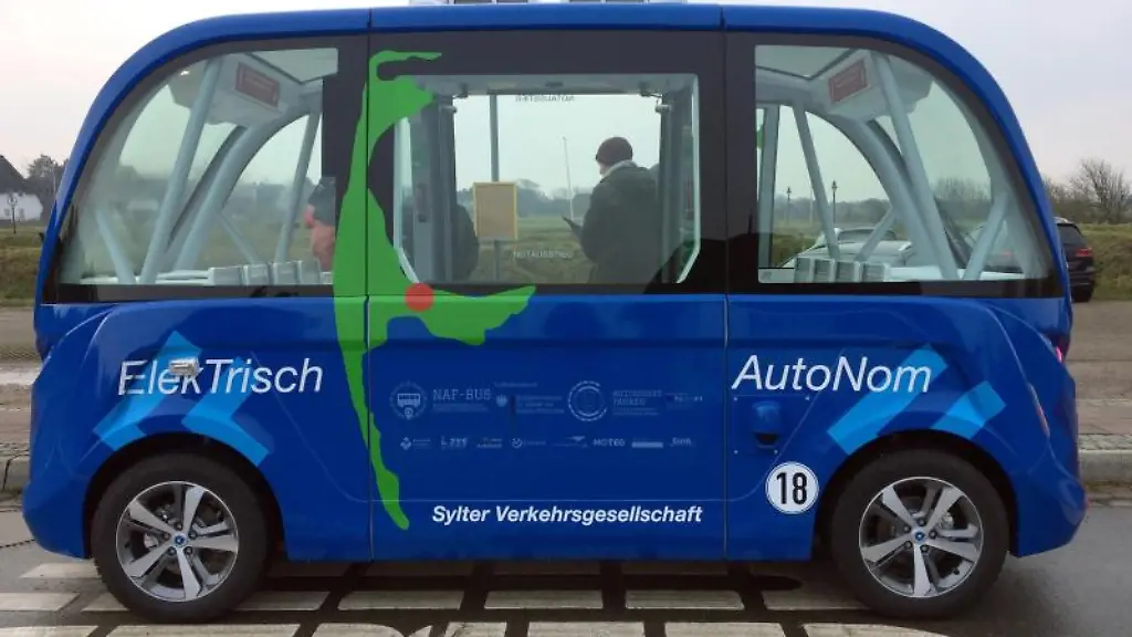 Ein-autonom-fahrender-Bus-steht-an-einer-Haltestelle
