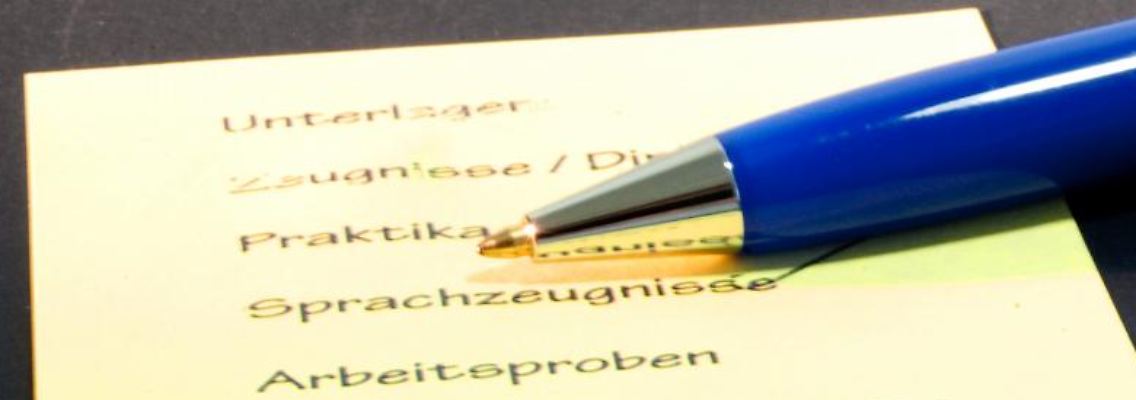 Lebenslauf und Anschreiben auf Papier werden immer unwichtiger. Viele Unternehmen bevorzugen mittlerweile Online-Bewerbungen. (Bild: Remmers/dpa/tmn)